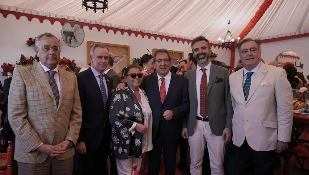 Asistentes con Antonio Pulido, presidente de la Fundación Cajasol