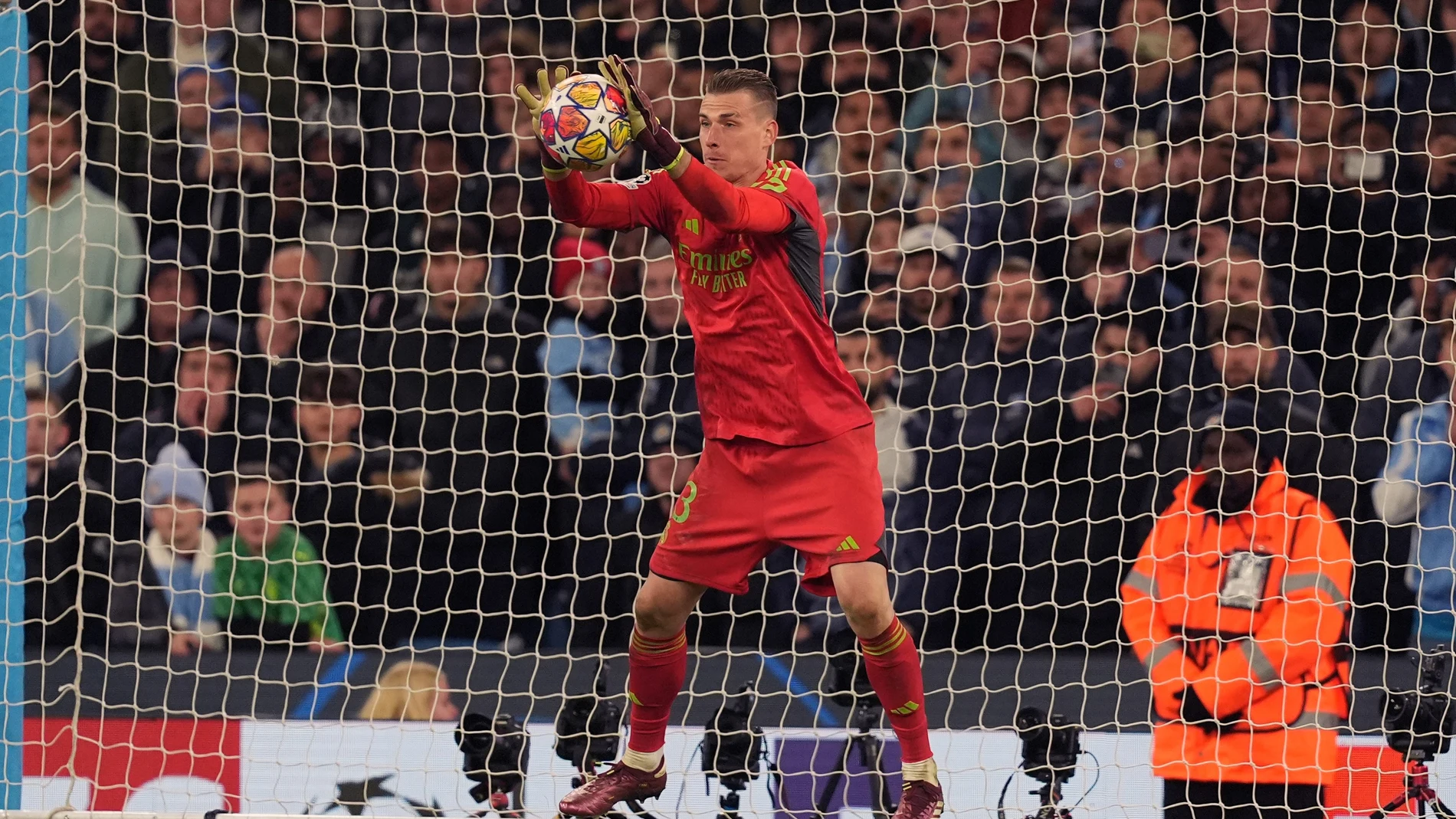 17 April 2024, United Kingdom, Manchester: Real Madrid's Eduardo Camavinga saves from Manchester City's Bernardo Silva during the penalty shoot out following the UEFA Champions League quarter-final second leg soccer match between Manchester City and Real Madrid at the Etihad Stadium, Manchester. Photo: Martin Rickett/PA Wire/dpa 17/04/2024 ONLY FOR USE IN SPAIN