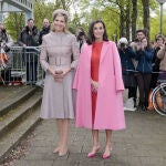 Los looks de la Reina Letizia y Amalia de Holanda.
