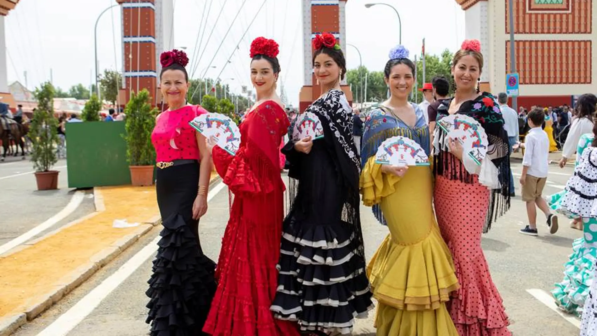 La Feria de Sevilla se llena de abanicos solidarios para visibilizar la pobreza infantil