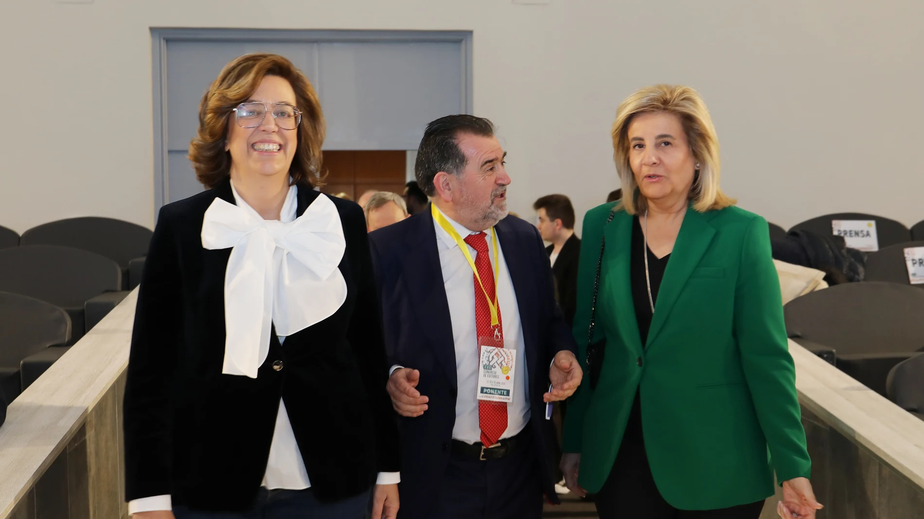 La presidenta de la Diputación, Ángeles Armisén(I), inaugura junto al presidente de Clabe, Arsenio Escolar, y la presidenta de la Fundación CEOE, Fátima Báñez, el XVIII Congreso Abierto de Editores (Clabe), que se celebra estos días en Palencia