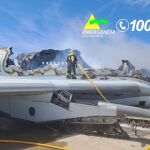 Los bomberos apagan las llamas de un avión Airbus 330 en el aeropuerto de Ciudad Real