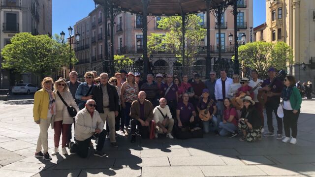 Unos sesenta canarios disfrutan de Segovia