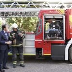 El presidente de la Diputación de Valladolid, Conrado Íscar, y el alcalde de Laguna de Duero, Avelino Álvarez, durante la presentación del nuevo camión contra el fuego