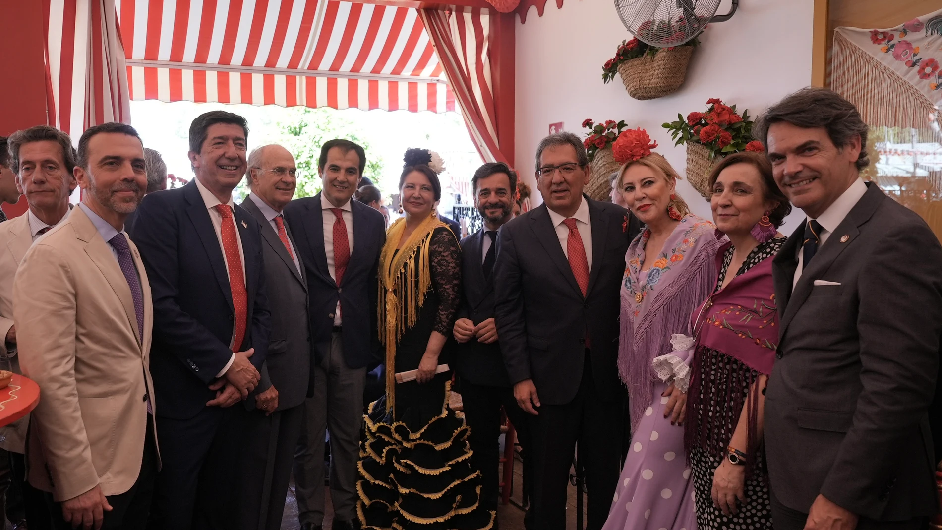 El presidente de la Fundación Cajasol, Antonio Pulido, junto con muchos de los representantes políticos que asistieron a la caseta