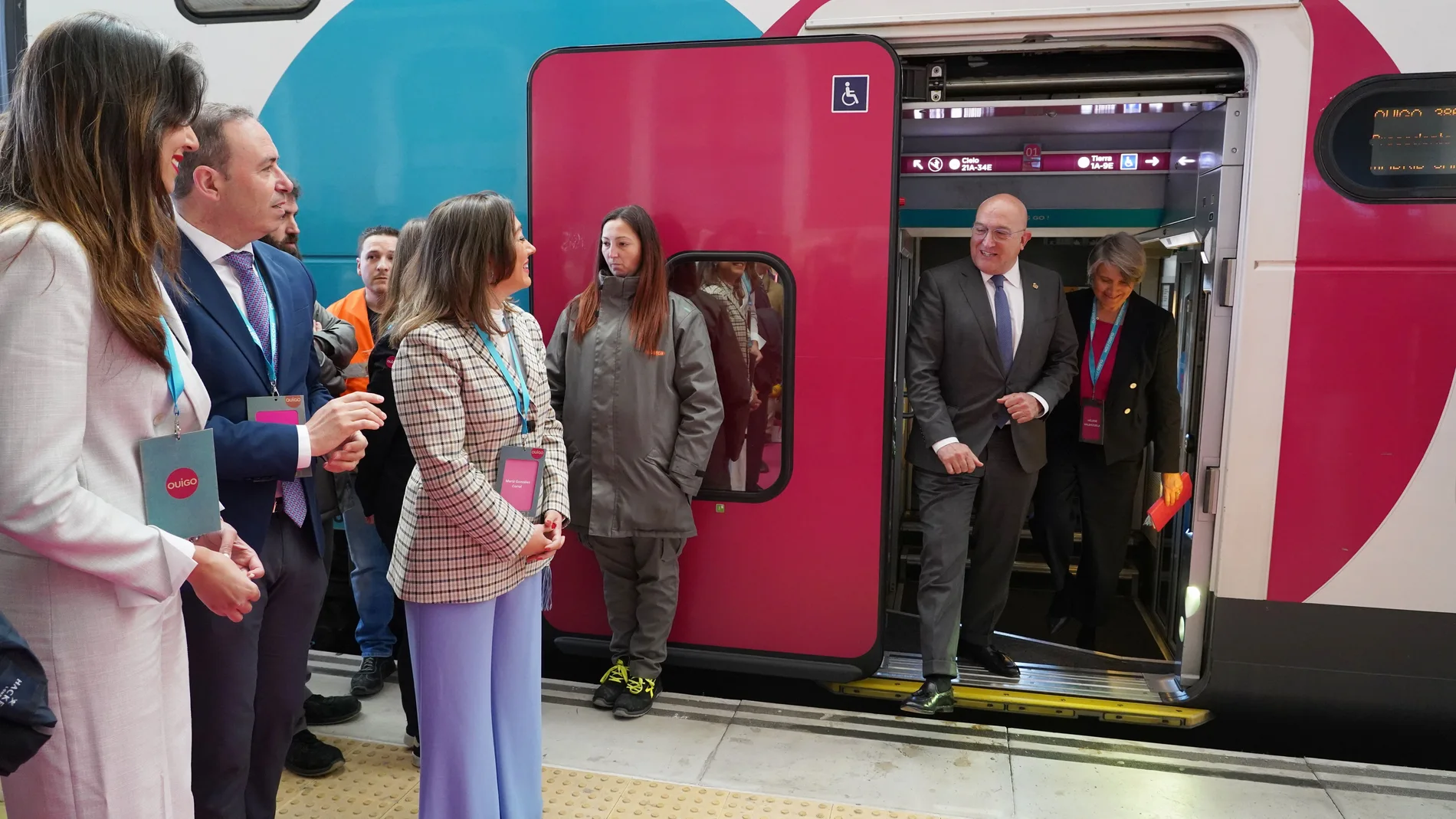 Carnero y Valenzuela bajan del tren de Ouigo durante la inauguración de la línea entre Madrid y Valladolid pasando por Segovia
