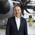 Francisco Javier Sánchez Segura, vicepresidente ejecutivo de Ingeniería para la división de Defence and Space de Airbus, frente al A400M