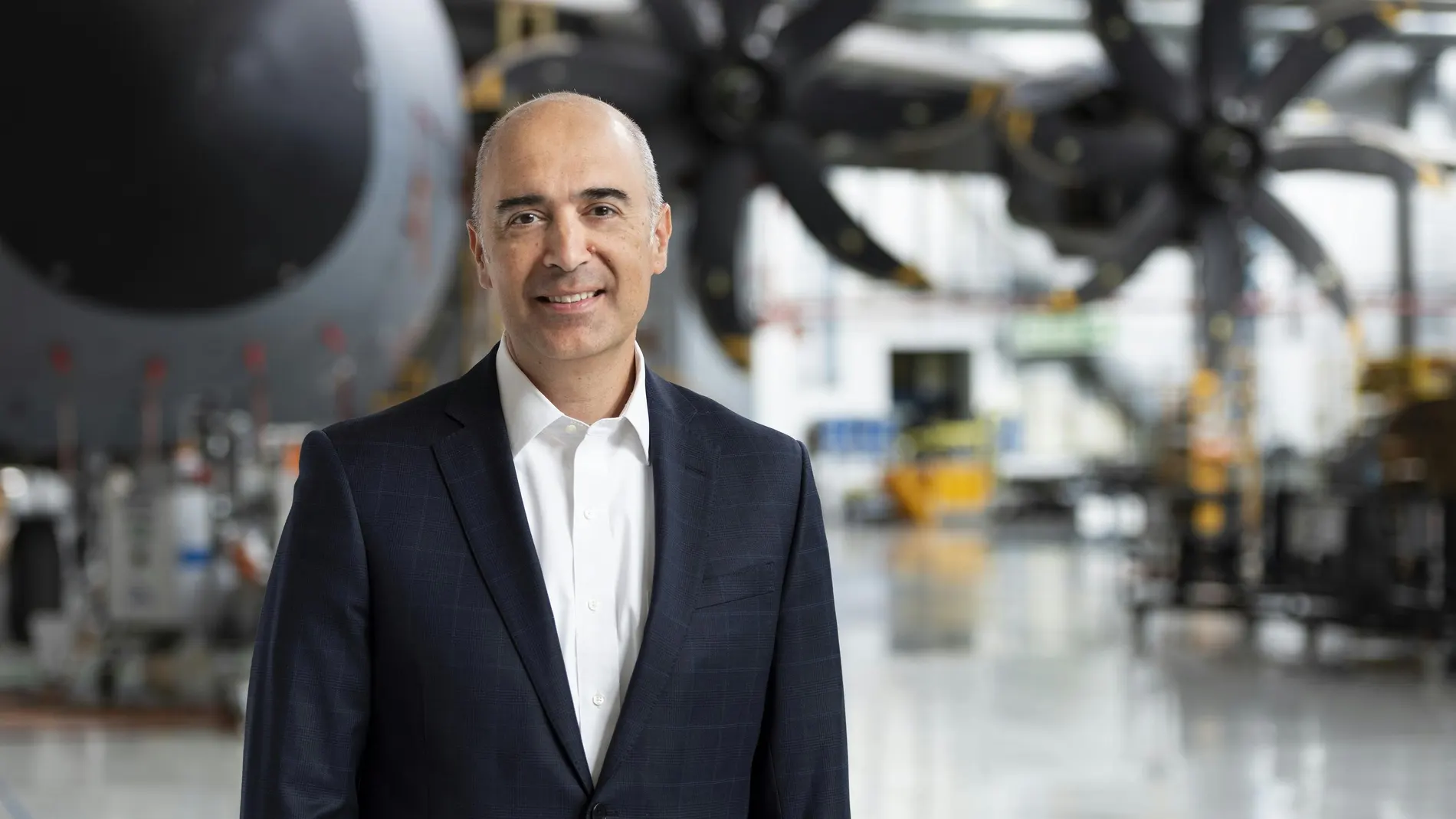 Francisco Javier Sánchez Segura, vicepresidente ejecutivo de Ingeniería para la división de Defence and Space de Airbus, frente al A400M