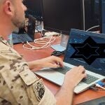Uno de los militares españoles se prepara para el ejercicio