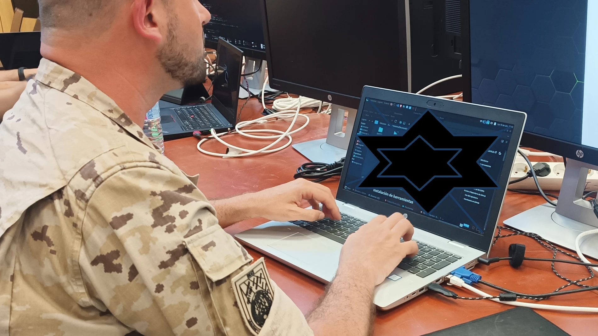 Uno de los militares españoles se prepara para el ejercicio