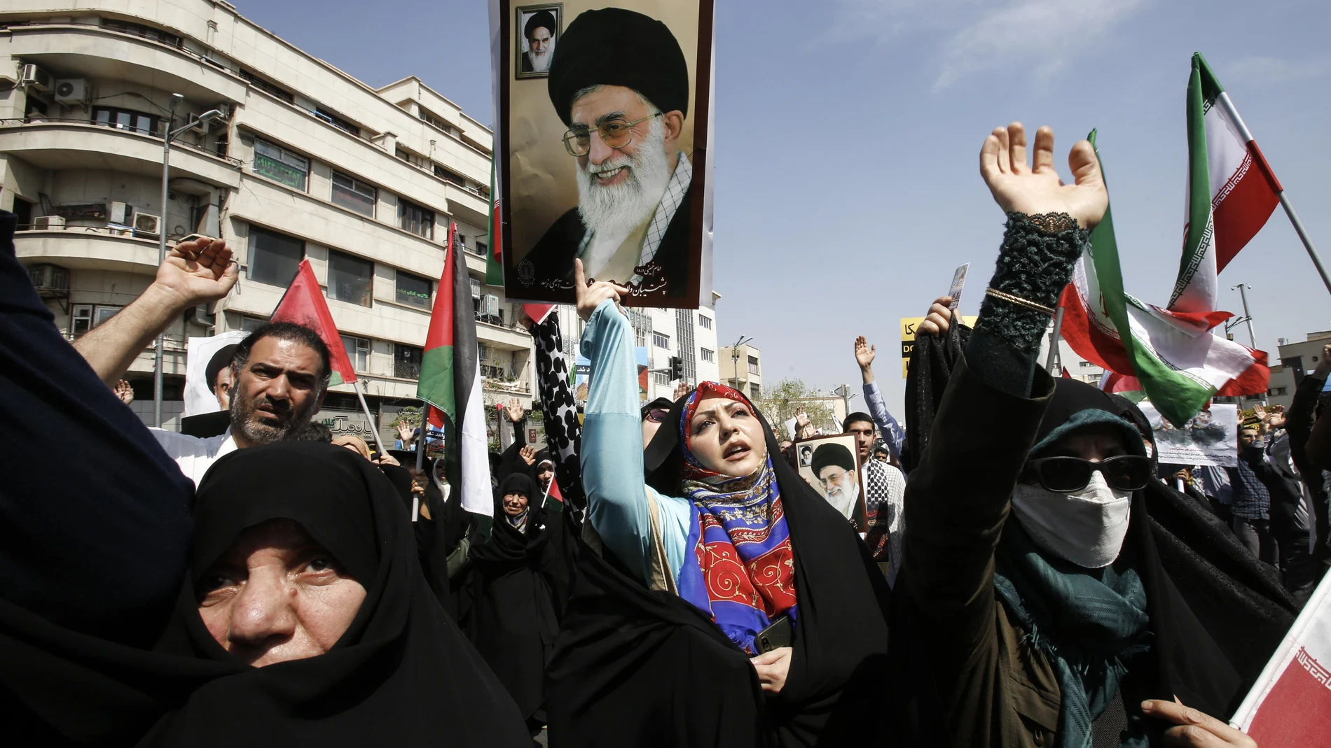 Una mujer sostiene un retrato del líder supremo iraní, Ali Jamenei, durante una protesta contra Israel en Teherán