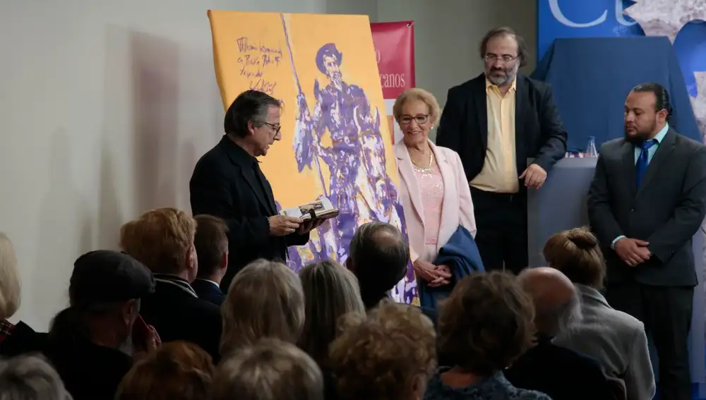 Entrega del Quijote de Miguel Elías al poeta salvadoreño Luis Borja