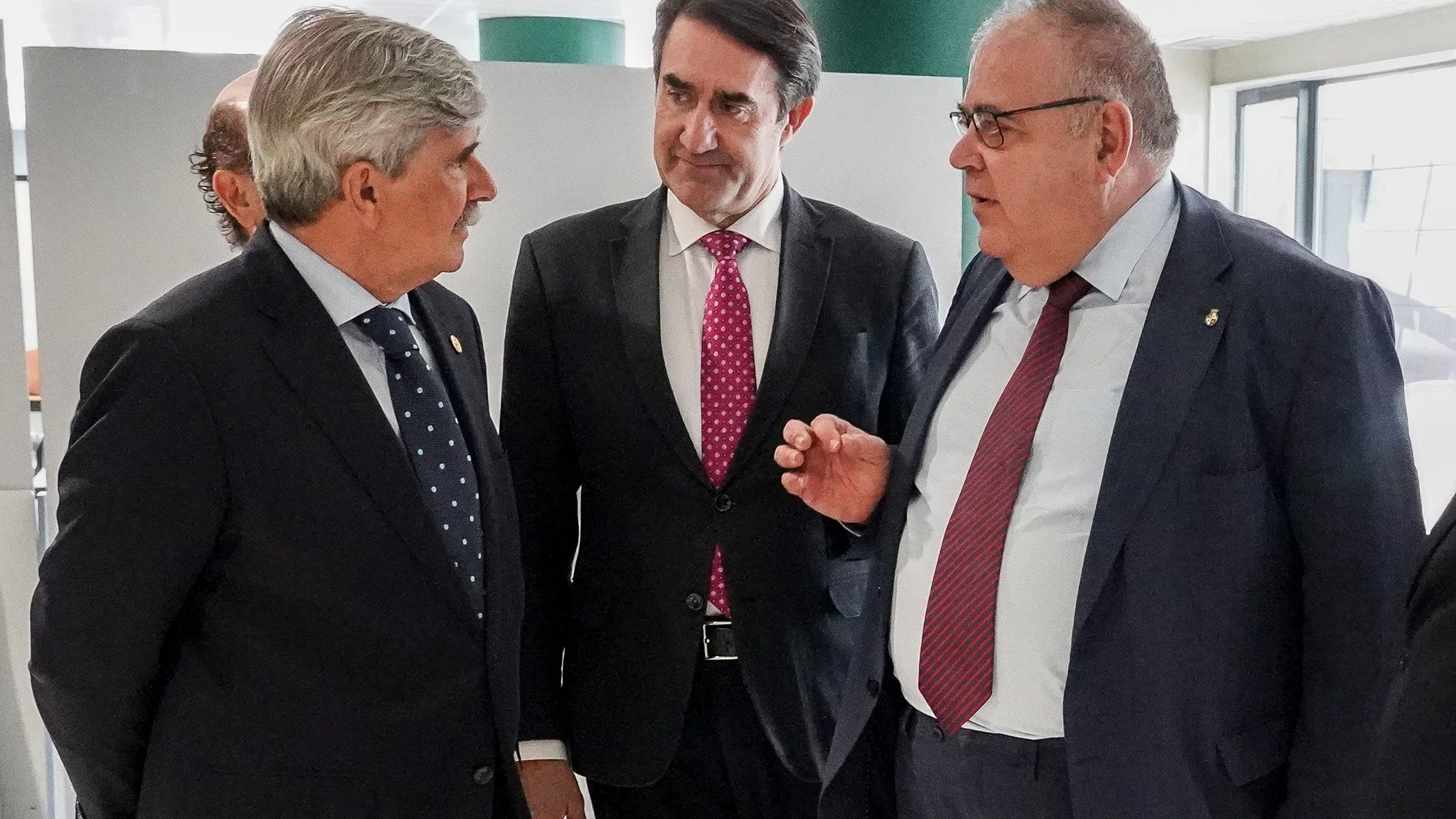 El consejero de Sanidad, Alejandro Vázquez Ramos y el rector de la Universidad de León, Juan Francisco García Marín, firman el acuerdo de creación del Instituto de Investigación Biosanitario de León. JUnto a ellos, el consejero de Medio Ambiente, Vivienda y Ordenación del Territorio, Juan Carlos Suárez-Quiñones