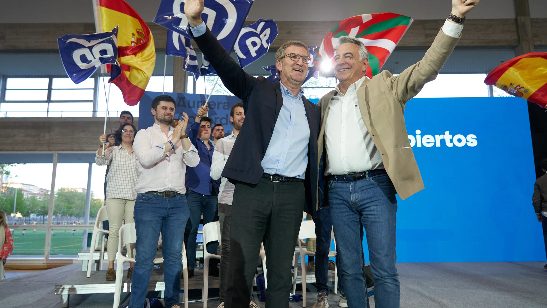 El líder del PP, Alberto Nuñez Feijóo (i), y el candidato a lehendakari por el PP, Javier de Andrés (d), durante el acto de cierre de campaña del partido, en el Centro Cívico Lakua, a 19 de abril de 2024, en Vitoria-Gasteiz, Álava, País Vasco (España). Feijóo se ha trasladado al País Vasco para poner el broche final a la contienda electoral del candidato de los populares vascos a lehendakari, Javier de Andrés, para las elecciones autonómicas vascas que se celebrarán el próximo 21 de abril. 1...