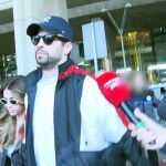 Gerard Piqué y Clara Chía, custodiados por ocho personas de seguridad de AENA en su llegada a Madrid