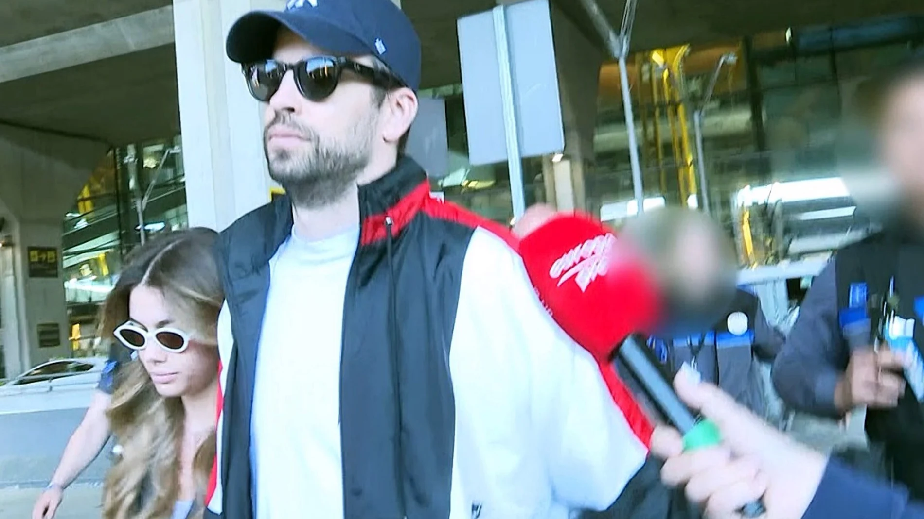 Gerard Piqué y Clara Chía, custodiados por ocho personas de seguridad de AENA en su llegada a Madrid