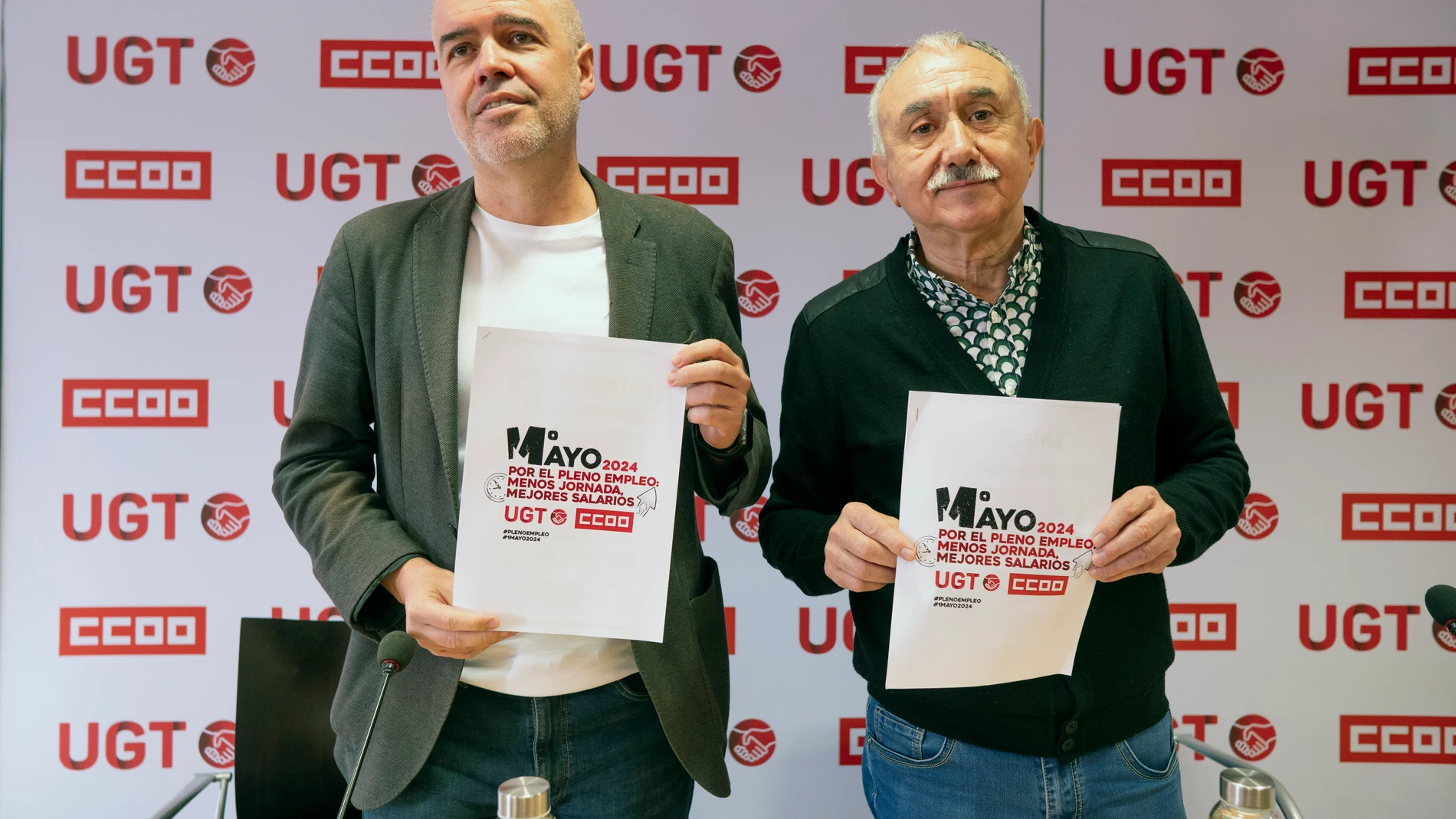 -FOTODELDIA- MADRID, 19/04/2024.- Los secretarios generales de CCOO y UGT, Unai Sordo (i) y Pepe Álvarez, respectivamente, presentan en rueda de prensa la jornada de movilizaciones del Primero de Mayo, que este año se celebra bajo el lema "Por el pleno empleo: reducir jornada, mejorar salarios" este viernes en Madrid. EFE/ Fernando Villar