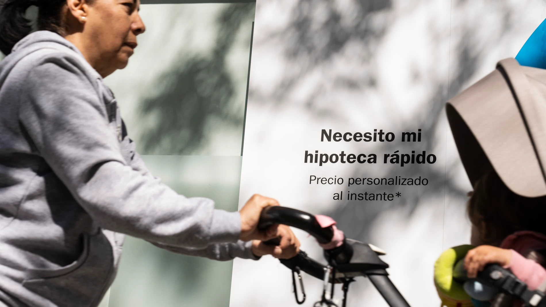 Anuncios de hipotecas en un banco de Madrid