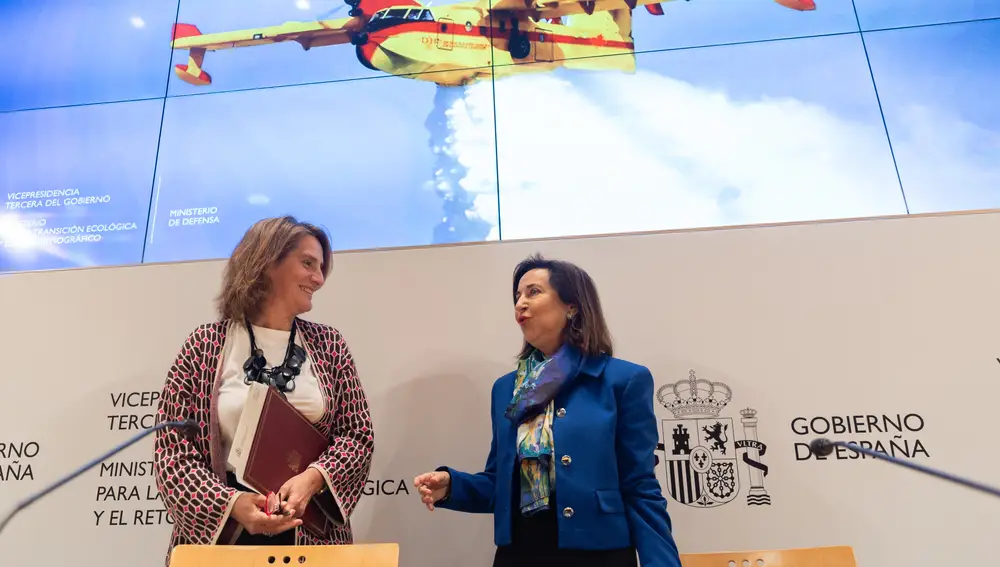Las ministras Ribera y Robles firman la adquisición de aviones anfibios contra incendios