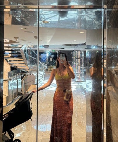 María Pombo con vestido de punto.