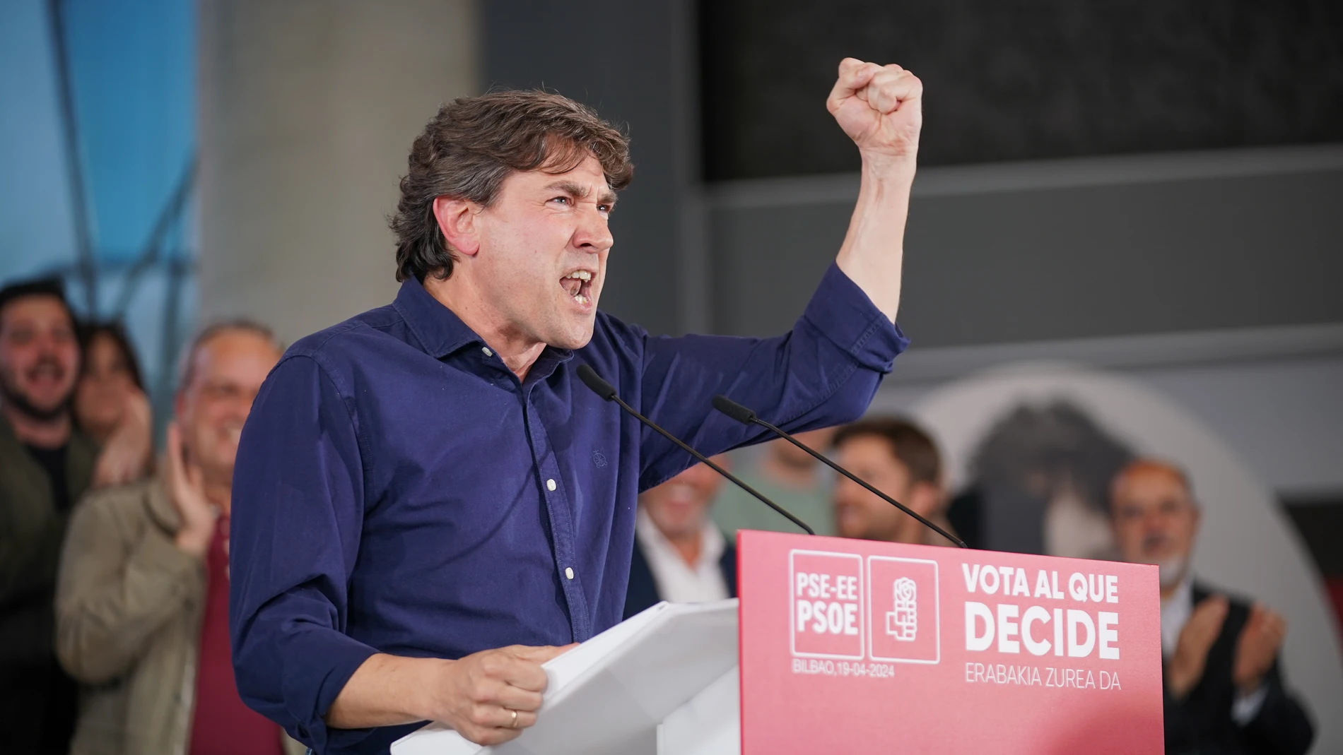El candidato a lehendakari por el PSE-EE, Eneko Andueza, durante el acto de cierre de campaña del partido, en el Palacio Euskalduna, a 19 de abril de 2024, en Bilbao, Vizcaya, País Vasco (España). Sánchez se ha trasladado al País Vasco por tercera vez durante esta campaña electoral para acompañar en el cierre de la misma en Bilbao, al candidato del Partido Socialista a lehendakari para las elecciones autonómicas vascas que se celebrarán el próximo 21 de abril. 19 ABRIL 2024;EUSKADI;VOTACIONE...