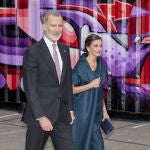 Los Reyes Felipe VI y Letizia visitan el Straat Museum de Ámsterdam