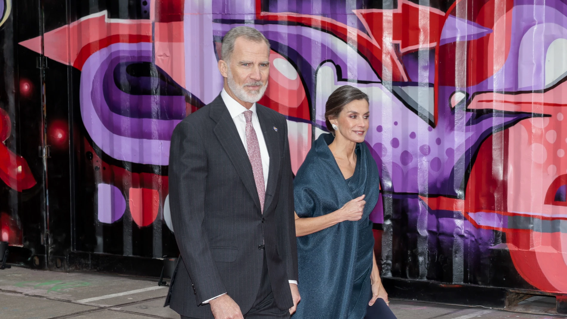 Los Reyes Felipe VI y Letizia visitan el Straat Museum de Ámsterdam