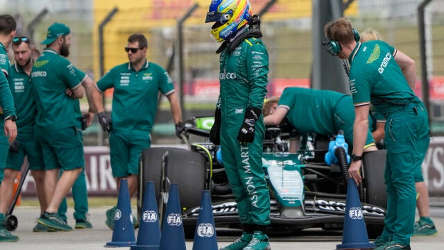 Fernando Alonso, en el "paddock" en Shanghái