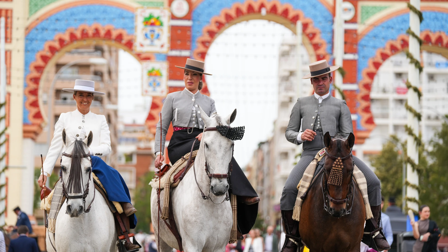 Caballistas paseando por la feria. A 19 de abril de 2024, en Sevilla (Andalucía, España). Ambiente en el real de la feria de Abril. 19 ABRIL 2024 María José López / Europa Press 19/04/2024