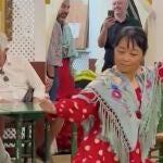 Una mujer deslumbra con su fusión de Tai chi y sevillanas en la Feria de Sevilla 