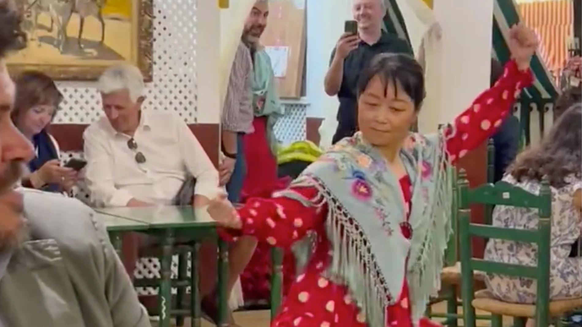 Una mujer deslumbra con su fusión de Tai chi y sevillanas en la Feria de Sevilla