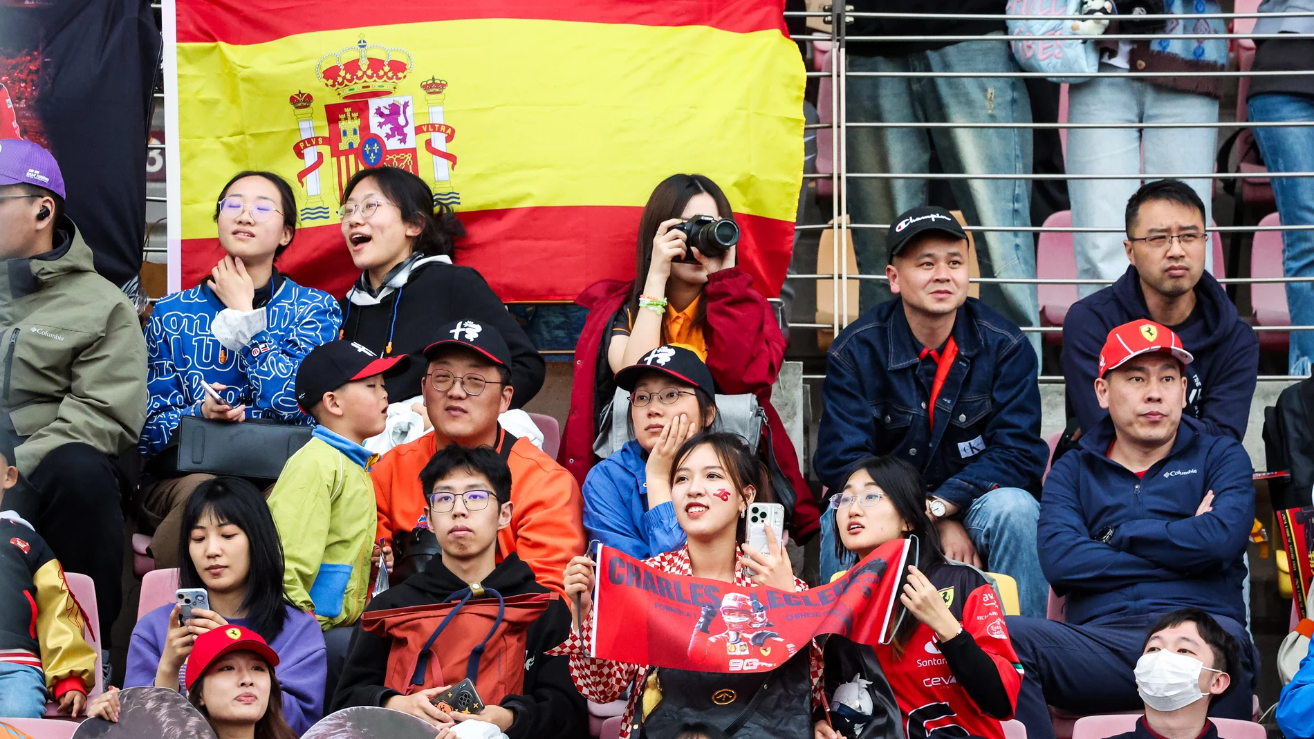 En la grada del circuito de Shanghái hubo banderas españolas
