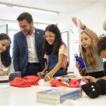 Pere Aragonès, de visita en una escuela