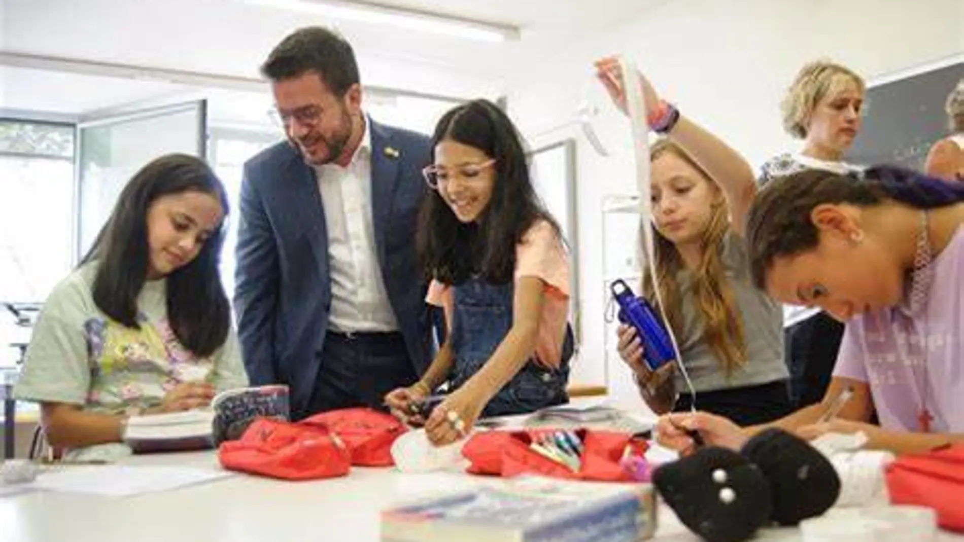 Pere Aragonès, de visita en una escuela