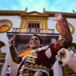 El diestro Roca Rey sale por la Puerta del Príncipe tras cortar tres oreja en la tarde de hoy, a 20 de abril de 2024, en Sevilla.