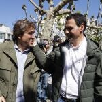 Los candidatos de PNV, Imanol Pradales (d), y del PSOE, Eneko Andueza, se saludan durante la jornada de reflexión previa a las elecciones al Parlamento vasco, este sábado en Bizkaia.
