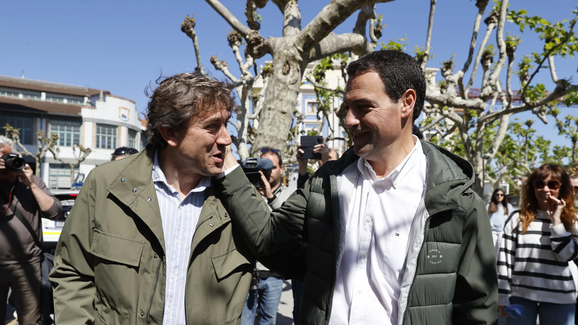 Los candidatos de PNV, Imanol Pradales (d), y del PSOE, Eneko Andueza, se saludan durante la jornada de reflexión previa a las elecciones al Parlamento vasco, este sábado en Bizkaia.