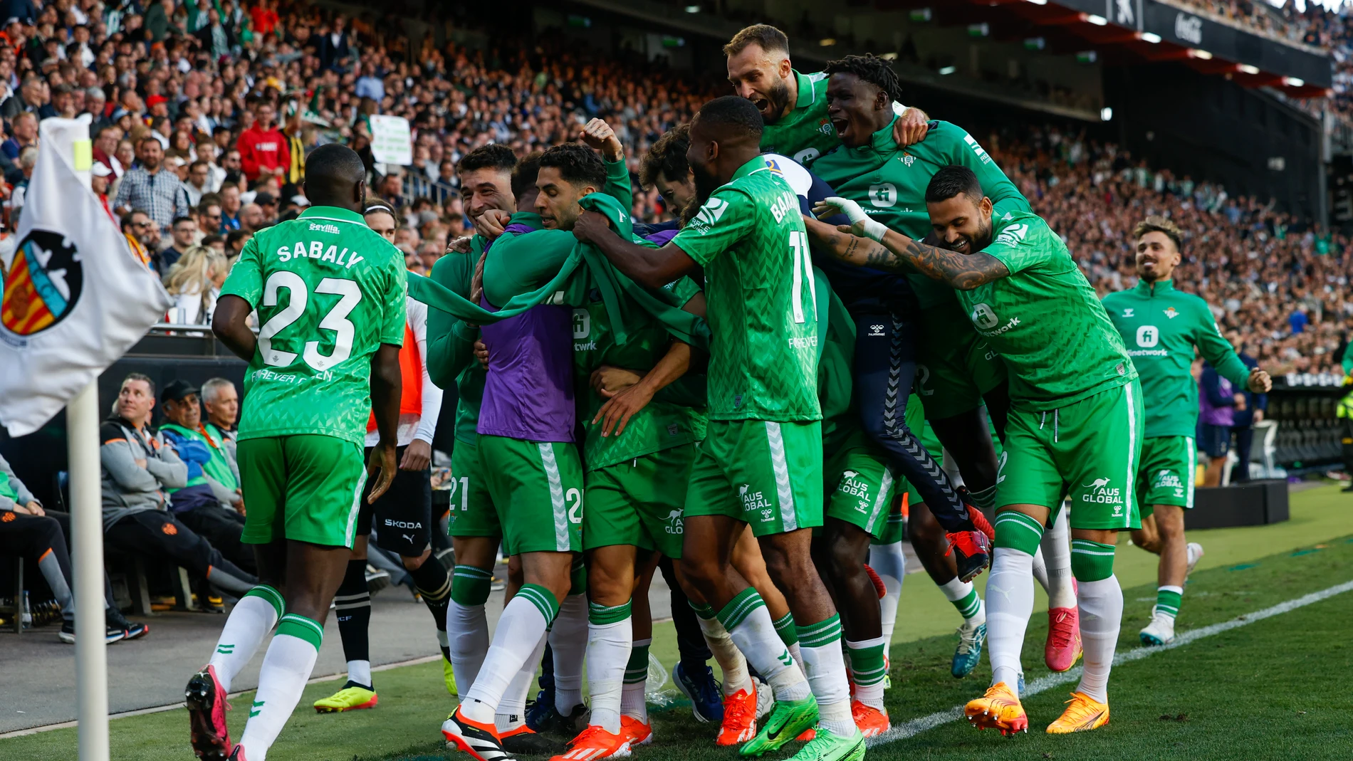 VALENCIA, 20/04/2024.- El delantero del Betis Ayoze Pérez (3i) celebra con sus compañeros tras anotar su segundo gol en el partido de la jornada 32 de LaLiga EA Sports entre el Valencia CF y el Real Betis, disputado hoy sábado en el estadio de Mestalla de Valencia. EFE/ Biel Alino