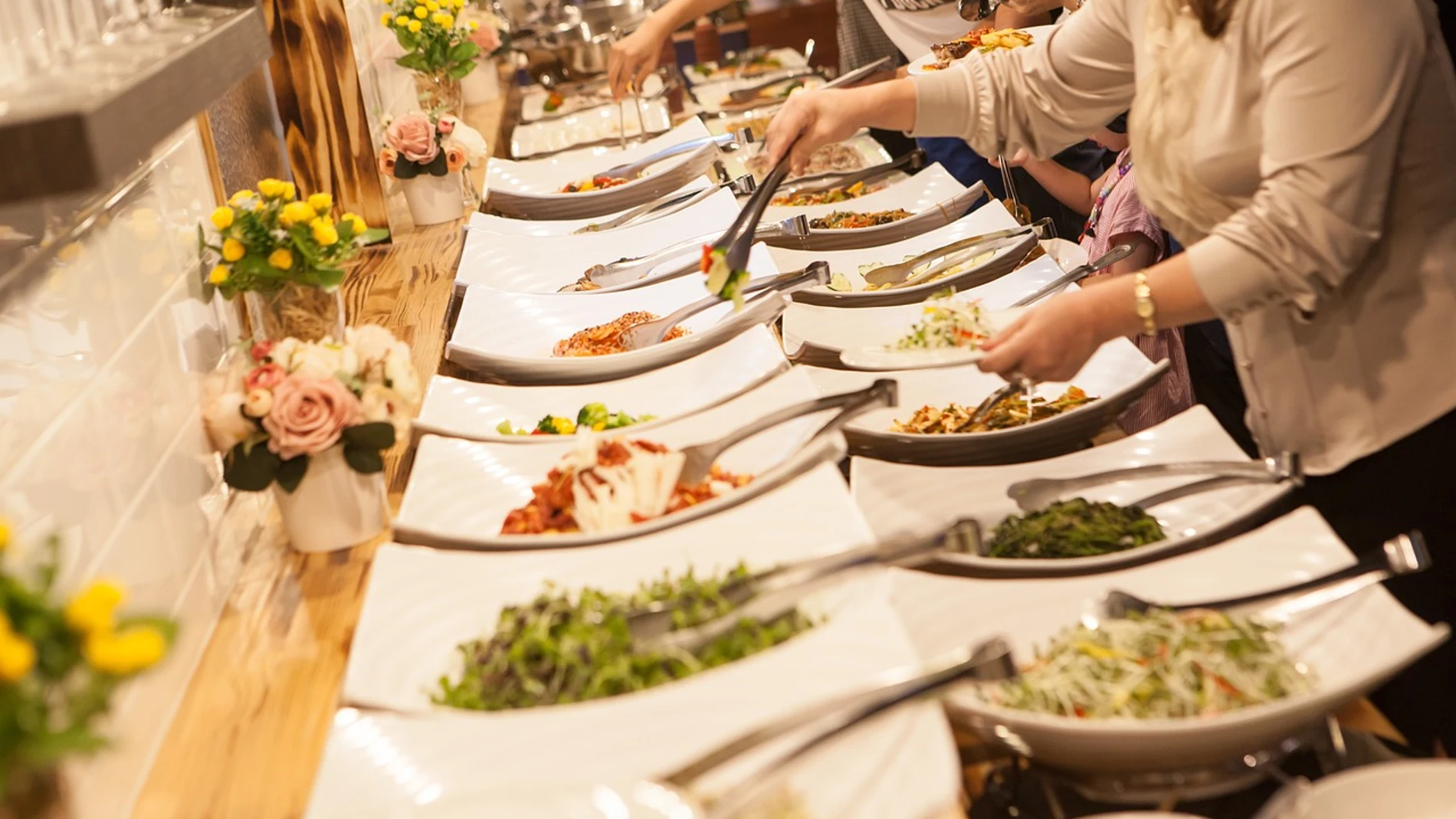 Estos son los trucos que los hoteles emplean en sus bufés para no perder dinero