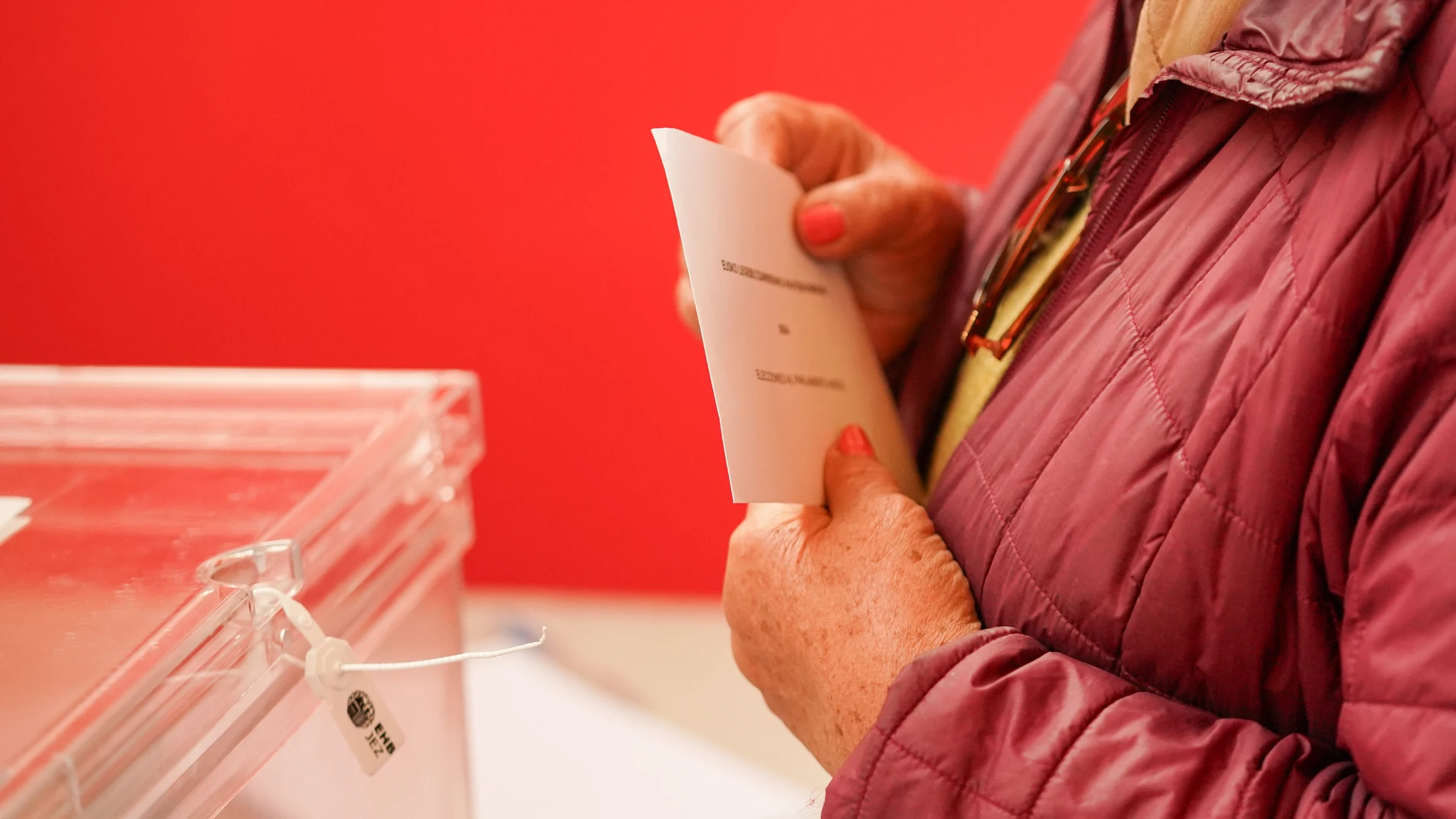 Una persona ejerce su derecho a voto en las elecciones autonómicas vascas, en el Colegio Público Otxandio, a 21 de abril de 2024, en Otxandio, Vizcaya, País Vasco (España). 1.795.206 vascos están llamados hoy a las urnas para votar en las elecciones al Parlamento Vasco, donde se elegirán los 75 diputados de la XII legislatura del País Vasco. 21 ABRIL 2024;ELECCIONES;COMICIOS;AUTONÓMICAS;VASCAS;21A;URNAS;RECURSOS;DIPUTADOS Iñaki Berasaluce / Europa Press 21/04/2024