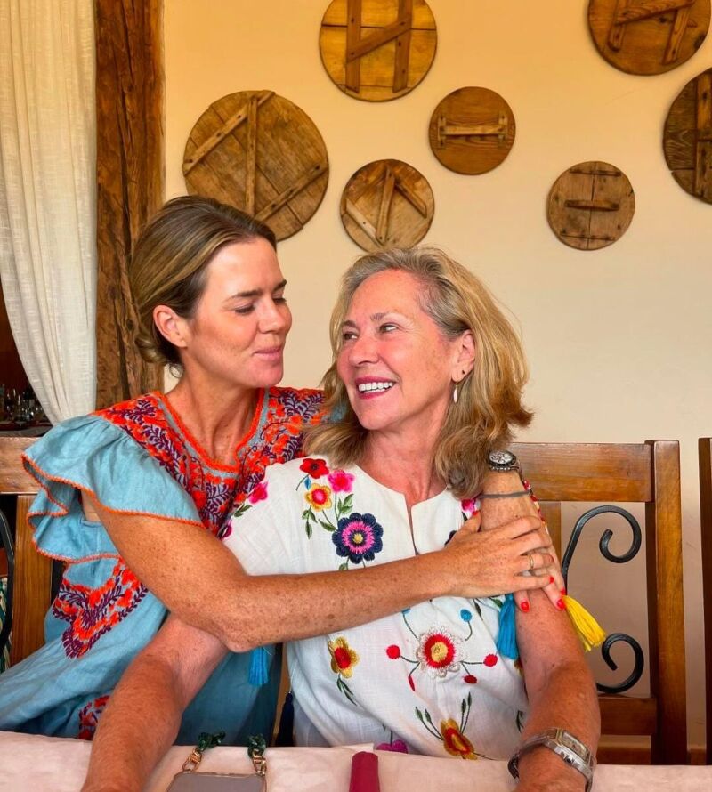 Amelia Bono junto a su madre Ana Rodríguez