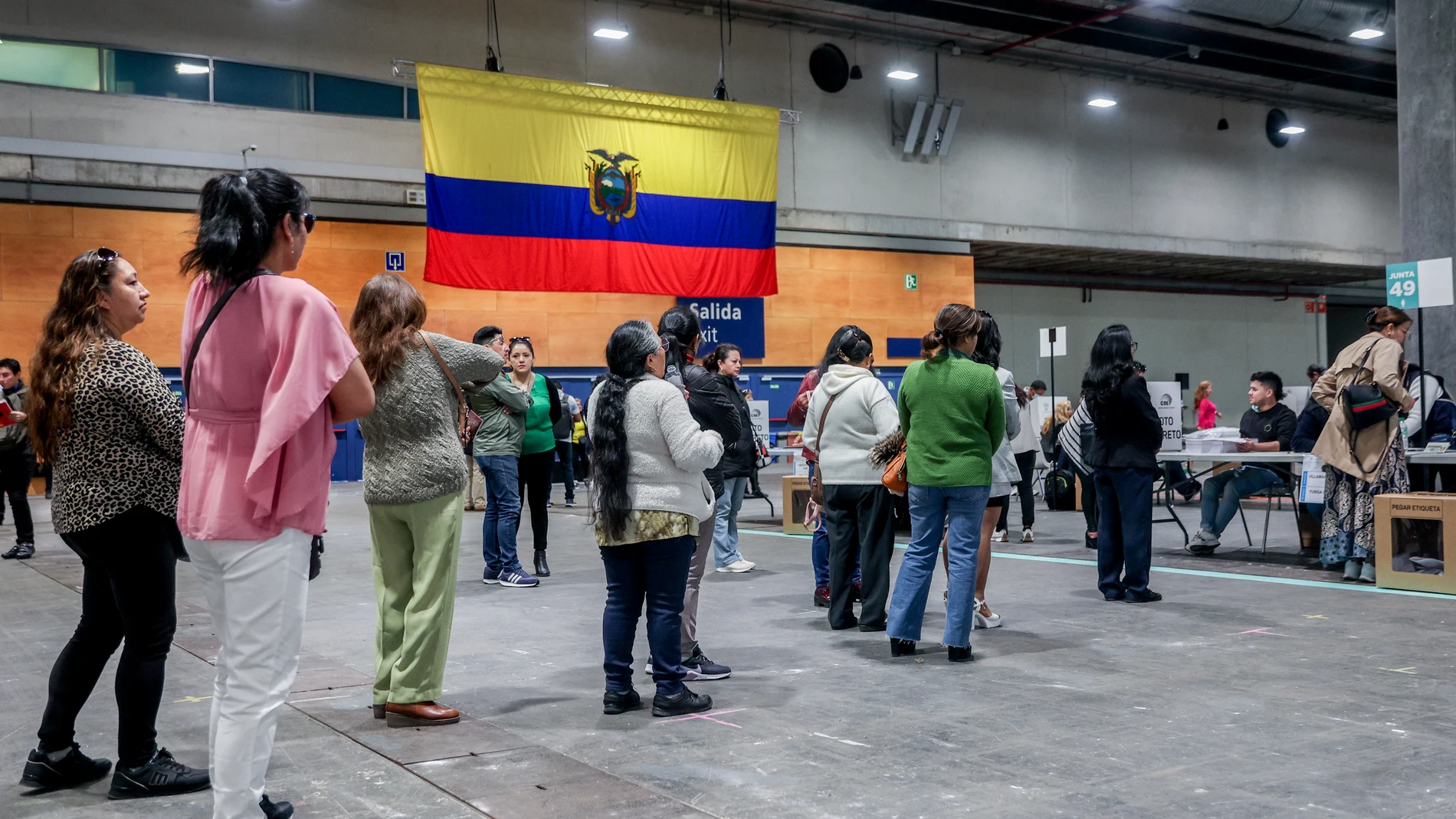 Varias personas ejercen su derecho a voto, en IFEMA Madrid, a 21 de abril de 2024, en Madrid (España). En España están llamados a votar 184.470 ecuatorianos, cuyo domicilio electoral está registrado en el exterior, según la última actualización del padrón del Consejo Nacional Electoral del Ecuador (CNE). Los ciudadanos que realizaron el cambio de domicilio electoral hasta el 9 de enero de 2024 pueden ejercer su derecho al voto hoy, y quienes lo hayan hecho después de ese día, pueden ejercer s...