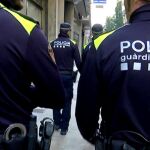 Agentes de la Guardia Urbana, en el Raval
