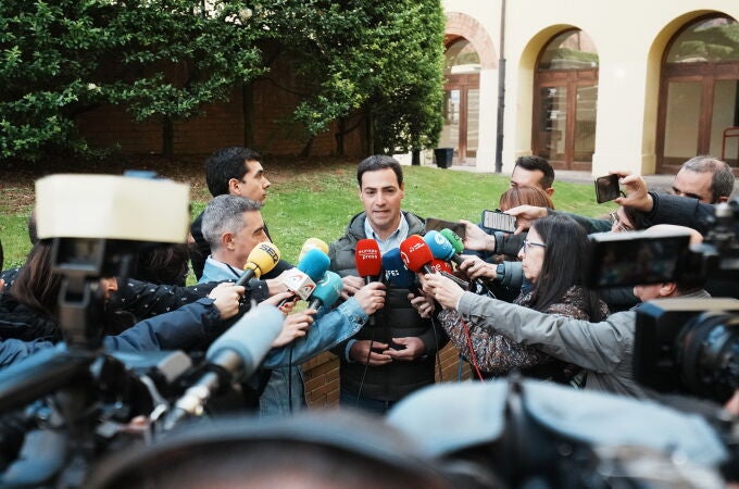 Imanol Pradales ejerce su derecho a voto en Portugalete (Vizcaya)