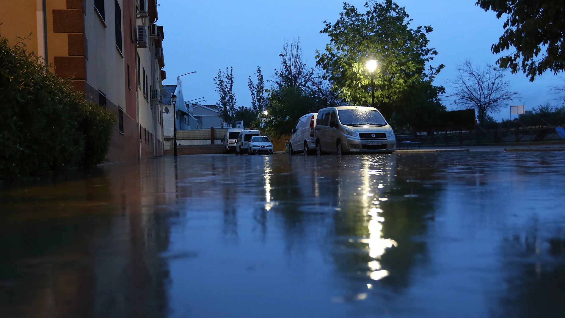 -FOTODELDÍA- CIJUELA (GRANADA), 20/04/2024.- Vista de una calle inundada tras las intensas lluvias de este sábado en Cijuela, provincia de Granada. EFE/Pepe Torres