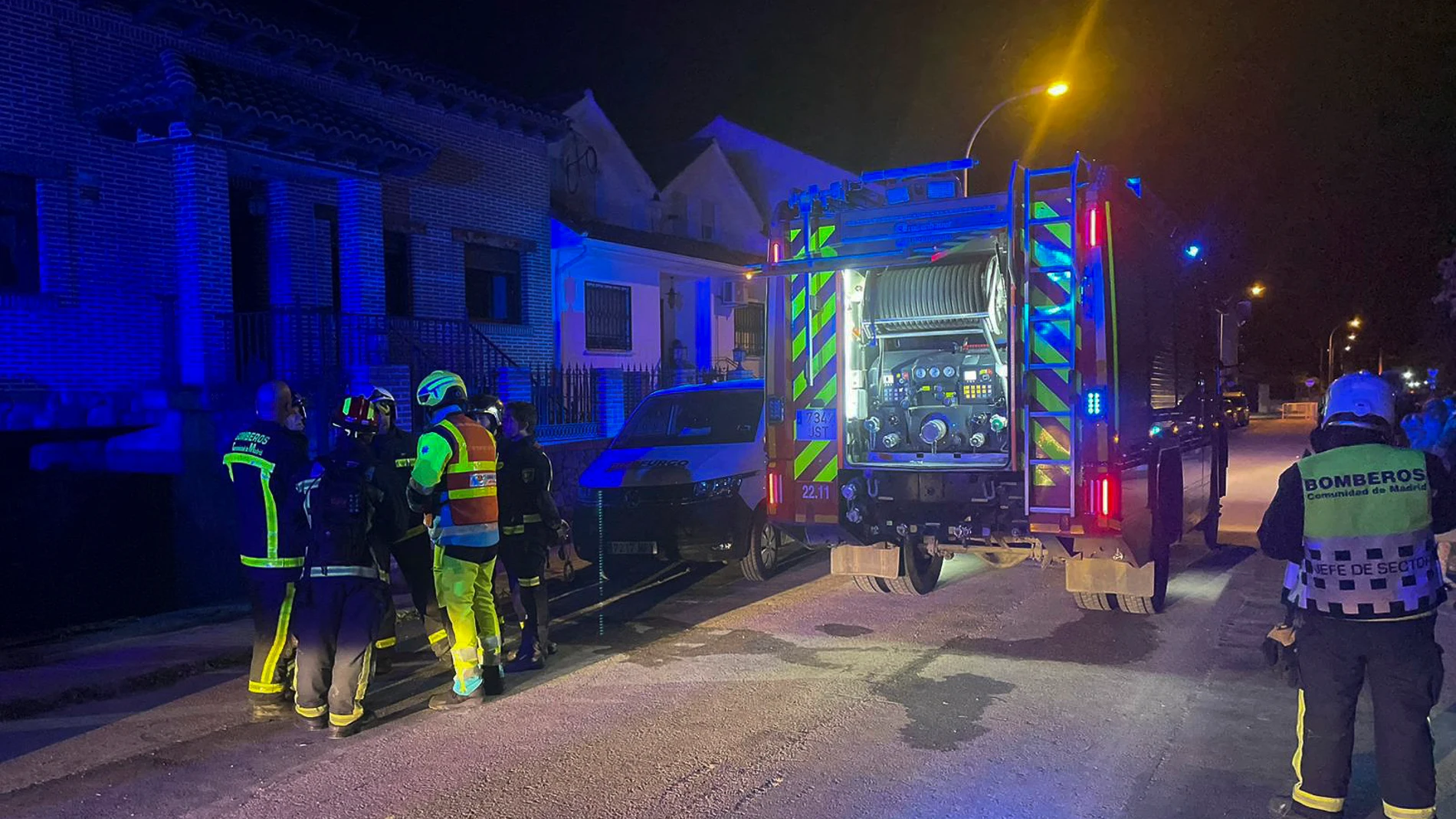 TORRES DE ALAMEDA, 21/04/2024.- Un hombre de 44 años ha resultado esta noche de sábado herido muy grave y otras tres personas leves por inhalación de humo en el incendio del garaje de un chalet situado en el número 62 de la calle Mayor, en la localidad madrileña de Torres de la Alameda. EFE/Comunidad de Madrid SOLO USO EDITORIAL/SOLO DISPONIBLE PARA ILUSTRAR LA NOTICIA QUE ACOMPAÑA (CRÉDITO OBLIGATORIO)