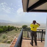 Un vigilante forestal observa desde una de las torres de la Red Malla ECO de la Región de Murcia.