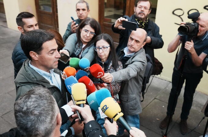 Imanol Pradales ejerce su derecho a voto en Portugalete (Vizcaya)