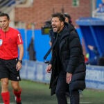 Simeone da instrucciones en la banda de Mendizorroza
