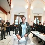 Imanol Pradales ejerce su derecho a voto en Portugalete (Vizcaya)